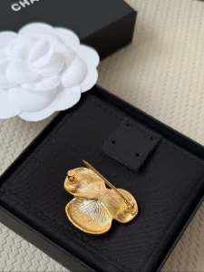 (image for) Chanel White Flower Brooch