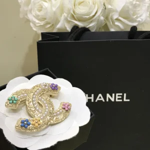 Luxury Womens Jewelry Chanel Pearls Flower CC Logo Brooch A152PP140 AA148130