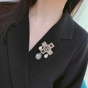 Luxury Womens Jewelry Chanel Brooch Chanel Pearls CC Drop Brooch A39PP155 AA159877