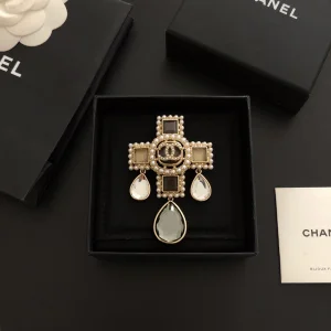 Luxury Womens Jewelry Chanel Brooch Chanel Pearls CC Drop Brooch A39PP155 AA159877