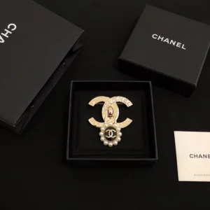 Luxury Womens Jewelry Chanel Brooch Chanel Gold CC Lock Brooch A39PP140 AA160825