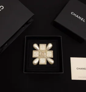 Luxury Womens Jewelry Chanel Brooch Chanel Pearls CC Cross Brooch A39PP180 AA169156