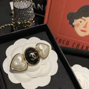 Luxury Womens Jewelry Chanel Brooch Chanel Gold CC Heart Brooch A152PP110 AA171971
