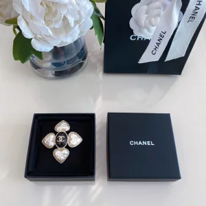 Luxury Womens Jewelry Chanel Brooch Chanel Gold CC Heart Brooch A152PP130 AA171972