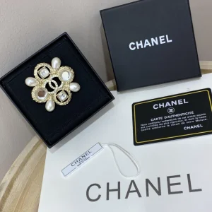 Luxury Womens Jewelry Chanel Brooch Chanel Crystals CC Pearl Brooch A205PP170 AA172165