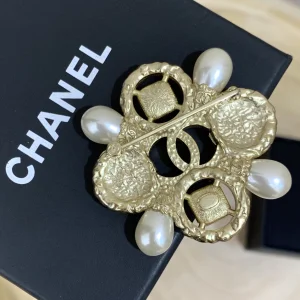 Luxury Womens Jewelry Chanel Brooch Chanel Crystals CC Pearl Brooch A205PP170 AA172165
