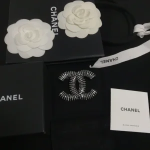 Luxury Womens Jewelry Chanel Brooch Chanel Black CC Logo Brooch A39PP200 AA172244