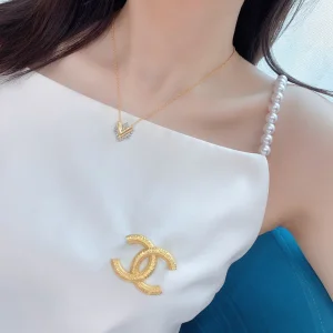 Luxury Womens Jewelry Chanel Brooch Chanel Gold CC Logo Brooch A205PP150 AA174142