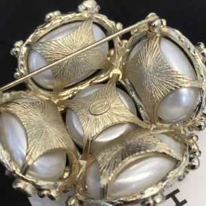 Luxury Womens Jewelry Chanel Brooch Chanel Crystals Ball Brooch A39PP180 AA174179