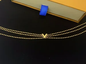 Replica Womens Jewelry Louis Vuitton Essential Gold V Skin Necklace A39PP280 AA187806