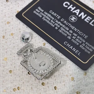 Essenceofluxury Womens Jewelry Chanel Crystals CC Logo Bottle Shaped Brooch A205PP180 AA192364