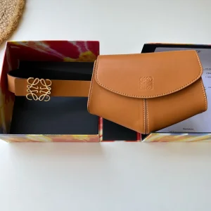 Essenceofluxury Womens Belts Loewe Leather Anagram Belt with Pouch in Brown A175PP480 AA194097