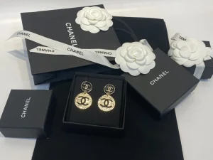 Essenceofluxury Womens Jewelry Chanel CC Logo Round Earrings A39PP180 AA194238