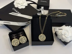 Essenceofluxury Womens Jewelry Chanel CC Logo Round Pendant Necklace A39PP180 AA194241