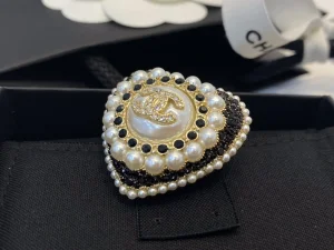 Essenceofluxury Womens Jewelry Chanel Crystals CC Logo Pearls Heart Brooch A39PP180 AA194236