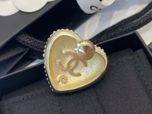 Essenceofluxury Womens Jewelry Chanel Crystals CC Logo Pearls Heart Brooch A39PP180 AA194236