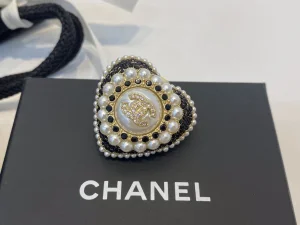 Essenceofluxury Womens Jewelry Chanel Crystals CC Logo Pearls Heart Brooch A39PP180 AA194236