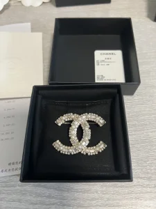 Essenceofluxury Womens Jewelry Chanel Crystals CC Logo Brooch A152PP180 AA194982