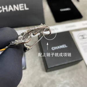 Essenceofluxury Womens Jewelry Chanel Crystals CC Logo Flower Brooch A152PP180 AA194984