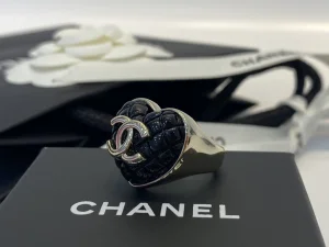 Essenceofluxury Womens Jewelry Chanel Gold CC Logo Black Heart Rings A39PP180 AA195061