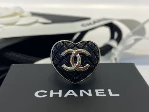 Essenceofluxury Womens Jewelry Chanel Gold CC Logo Black Heart Rings A39PP180 AA195061