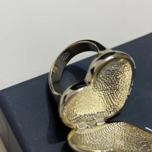 Essenceofluxury Womens Jewelry Chanel Turnlock CC Logo Gold Heart Rings A152PP180 AA195468