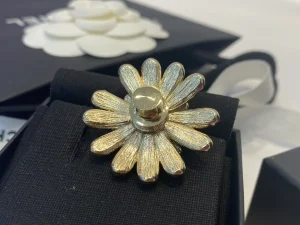 Essenceofluxury Womens Jewelry Chanel Crystals CC Logo Black Flower Brooch A39PP180 AA195579