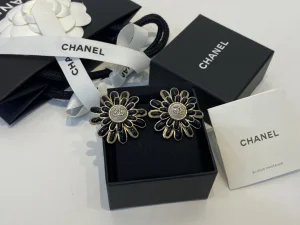 Essenceofluxury Womens Jewelry Chanel Crystals CC Logo Black Flower Earrings A39PP180 AA195577