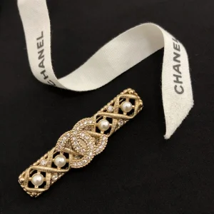 Essenceofluxury Womens Jewelry Chanel Crystals CC Logo Gold Brooch A39PP180 AA195582