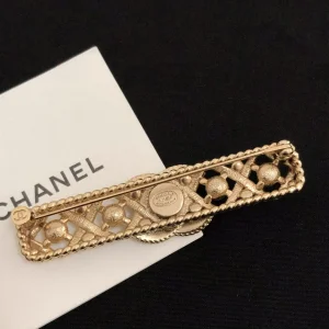 Essenceofluxury Womens Jewelry Chanel Crystals CC Logo Gold Brooch A39PP180 AA195582