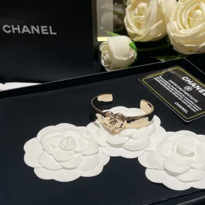 Essenceofluxury Womens Jewelry Chanel CC Logo Heart Open Cut Bracelets A173PP280 AA196571