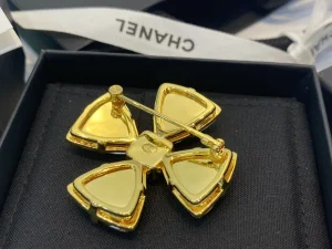 Essenceofluxury Womens Jewelry Chanel CC Logo Cross Brooch A39PP180 AA196704