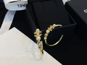 Essenceofluxury Womens Jewelry Chanel Crystals CC Logo Gold Earrings A39PP180 AA196720