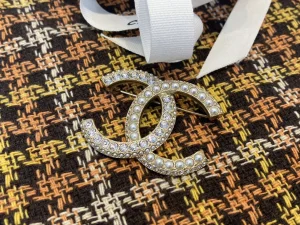 Essenceofluxury Womens Jewelry Chanel Pearls and Diamonds CC Logo Brooch A39PP180 AA198663