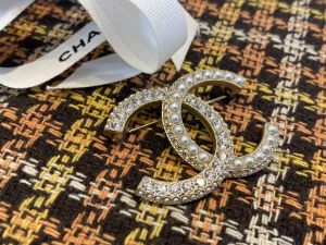 Essenceofluxury Womens Jewelry Chanel Pearls and Diamonds CC Logo Brooch A39PP180 AA198663