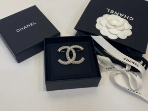 Essenceofluxury Womens Jewelry Chanel Pearls and Diamonds CC Logo Brooch A39PP180 AA198663