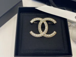 Essenceofluxury Womens Jewelry Chanel Pearls and Diamonds CC Logo Brooch A39PP180 AA198663