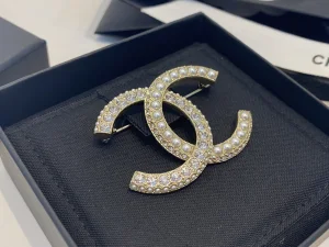 Essenceofluxury Womens Jewelry Chanel Pearls and Diamonds CC Logo Brooch A39PP180 AA198663