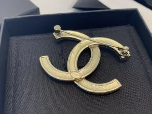 Essenceofluxury Womens Jewelry Chanel Pearls and Diamonds CC Logo Brooch A39PP180 AA198663