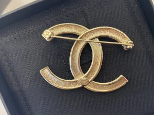 Essenceofluxury Womens Jewelry Chanel Pearls and Diamonds CC Logo Brooch A39PP180 AA198663