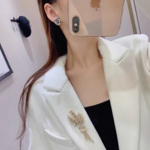 Essenceofluxury Womens Jewelry Chanel Gold CC Logo and Wheat Brooch A205PP280 AA198926