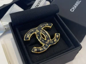 Essenceofluxury Womens Jewelry Chanel Black CC Logo Brooch A39PP180 AA200625