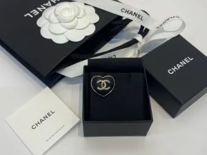 Essenceofluxury Womens Jewelry Chanel CC Logo Black Heart Brooch A39PP180 AA200618