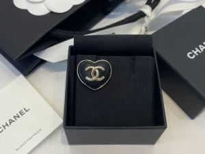 Essenceofluxury Womens Jewelry Chanel CC Logo Black Heart Brooch A39PP180 AA200618