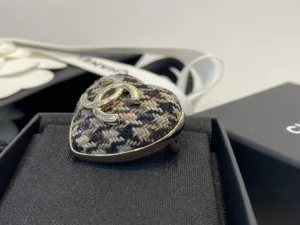 Essenceofluxury Womens Jewelry Chanel CC Logo Tweed Heart Brooch A39PP180 AA200617