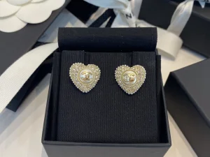 Essenceofluxury Womens Jewelry Chanel CC Crystals Heart Earrings A39PP180 AA201401