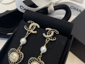Essenceofluxury Womens Jewelry Chanel CC Crystals Heart Pendant Earrings A39PP180 AA201405