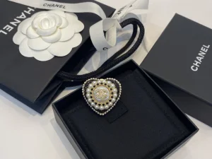 Essenceofluxury Womens Jewelry Chanel Crystals CC Pearls Heart Brooch A39PP180 AA201400