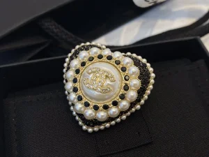 Essenceofluxury Womens Jewelry Chanel Crystals CC Pearls Heart Brooch A39PP180 AA201400
