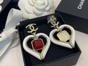 Essenceofluxury Womens Jewelry Chanel CC Logo White Heart Earrings A39PP180 AA201691